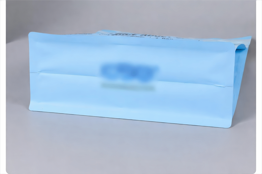 Flat-bottom stand-up tea packaging pouch with stable upright base