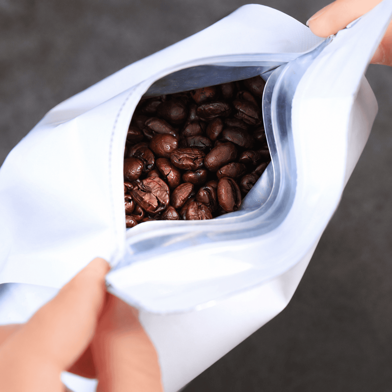 Resealable coffee packaging inner structure with roasted coffee beans